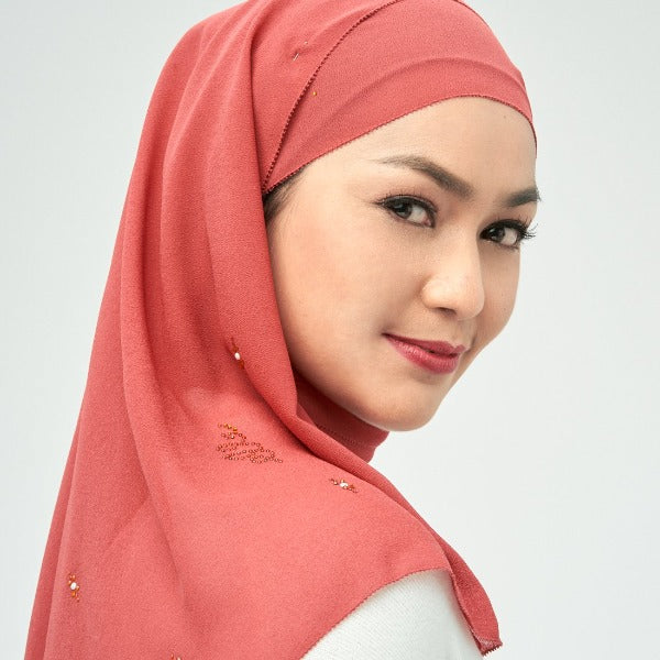 ELLE Twinkle Elle Shawl (Lipstick Red) | Isetan KL Online Store